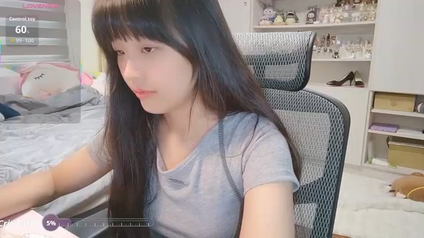 87wawa live cam screenshot female from Taiwan on TokenKeno — Tip, Play & Watch Live Cams — screenshot #1